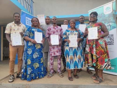 Séance de remise d'attestation de fin de formation en 𝗮𝗰𝗰𝗼𝗺𝗽𝗮𝗴𝗻𝗲𝗺𝗲𝗻𝘁 𝗱𝗲𝘀 𝗷𝗲𝘂𝗻𝗲𝘀 𝗲𝘁 𝗳𝗲𝗺𝗺𝗲𝘀 𝗱𝗮𝗻𝘀 𝗹’𝗲𝗻𝘁𝗿𝗲𝗽𝗿𝗲𝗻𝗲𝘂𝗿𝗶𝗮𝘁 𝗮𝗴𝗿𝗶𝗰𝗼𝗹𝗲 𝗶𝗻𝗻𝗼𝘃𝗮𝗻𝘁 𝗲𝘁 𝗶𝗻𝗰𝗹𝘂𝘀𝗶𝗳.